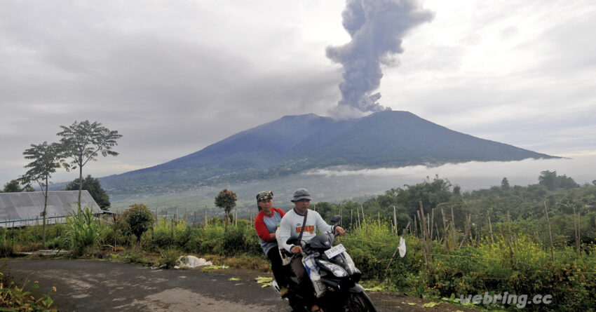 ภูเขาไฟมาราปีในอินโดนีเซียปะทุ ทางการอินโดนีเซียระงับการค้นหานักปีนเขา 12 คน หลังภูเขาไฟมาราปีปะทุอีกครั้งเมื่อวันจันทร์ พ่นเถ้าถ่าน
